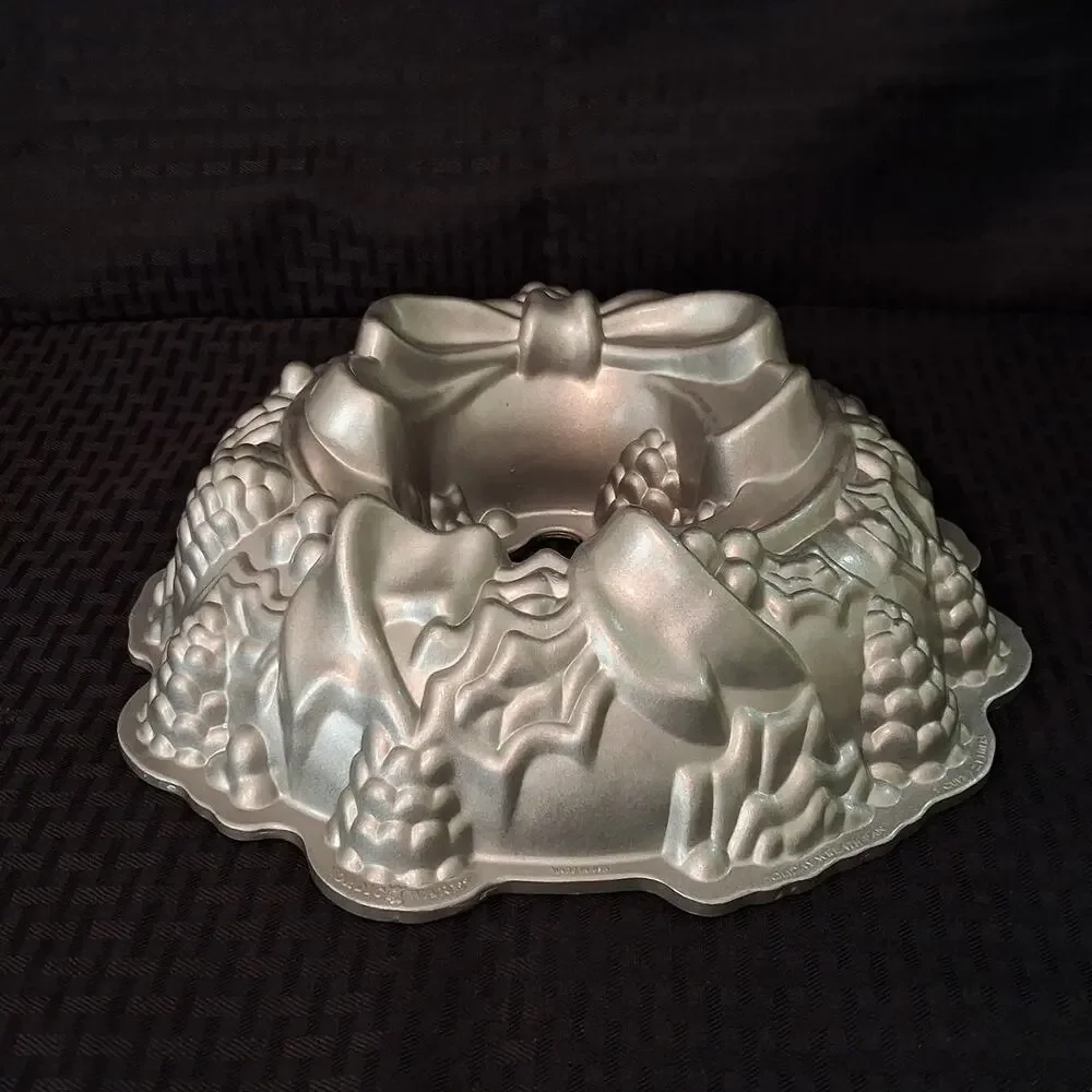 Nordic Ware Holiday Wreath Bundt Cake Pan Christmas 12